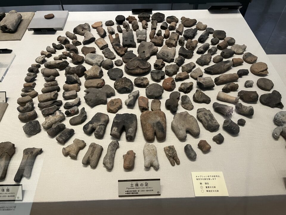 橿原考古学研究所附属博物館内展示物（土偶）
